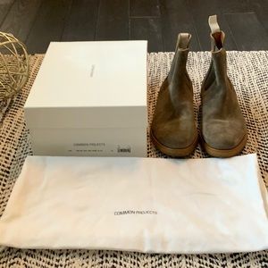 COMMON PROJECTS CHELSEA BOOT WAX SUEDE OLIVE 42